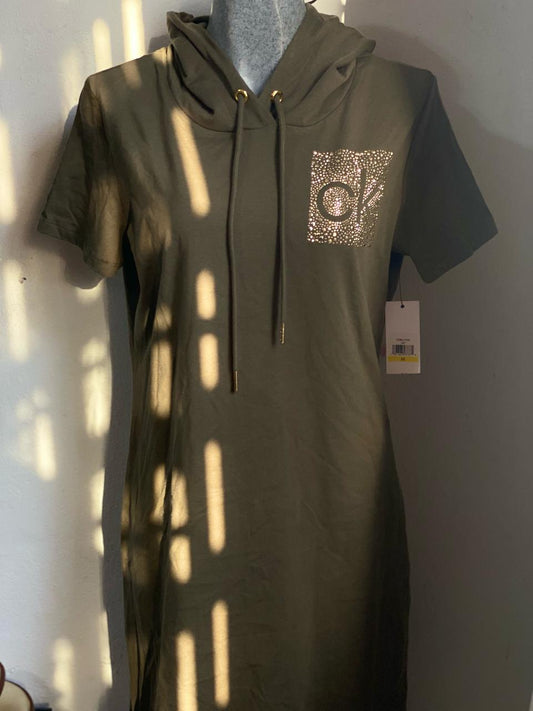 Vestido Calvin Klein c/Gorro manga Corta Color Verde Olivo - Talla "M"