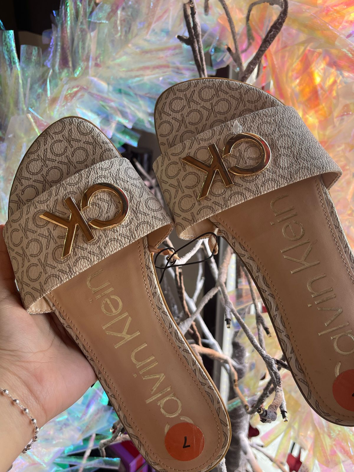 Sandalia CALVIN KLEIN Color Beige Talla 4 MX