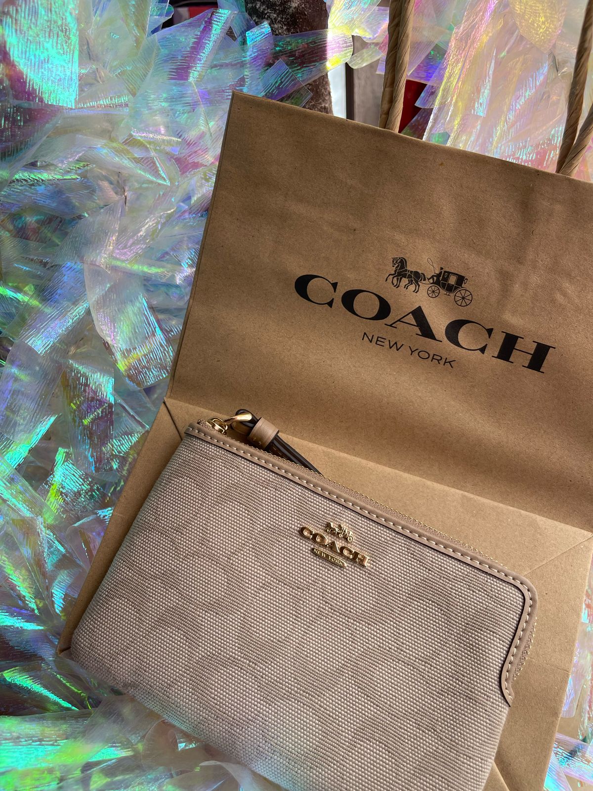 MUÑEQUERA COACH CIERRE SENCILLO COLOR BEIGE