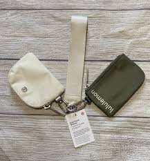 LULULEMON DUAL POUCH WRISTLET BEIGE/OLIVA