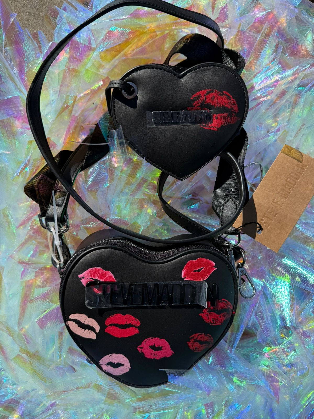 Steve Madden Crossbody Corazón Color Negro con Besos