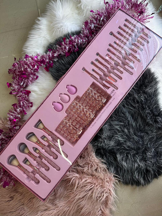 GLITZ &amp; GLAM 25 PIECE ESSENTIAL COLLECTION